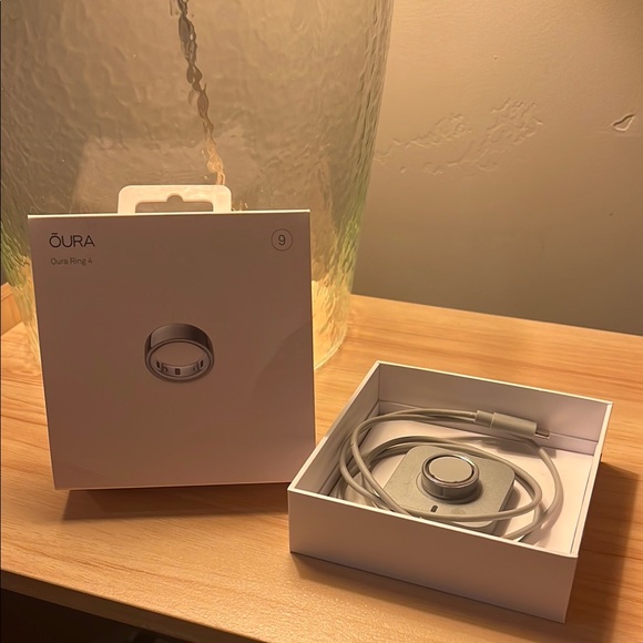 Oura Ring 4 with Silver Hue